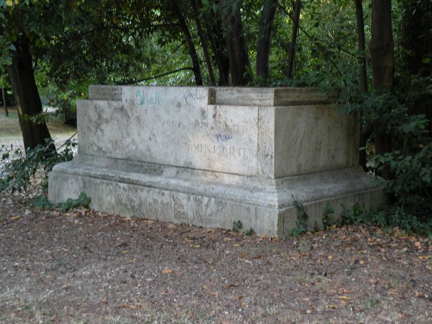  socle de statue ou pierre tombale?, villa Borghèse